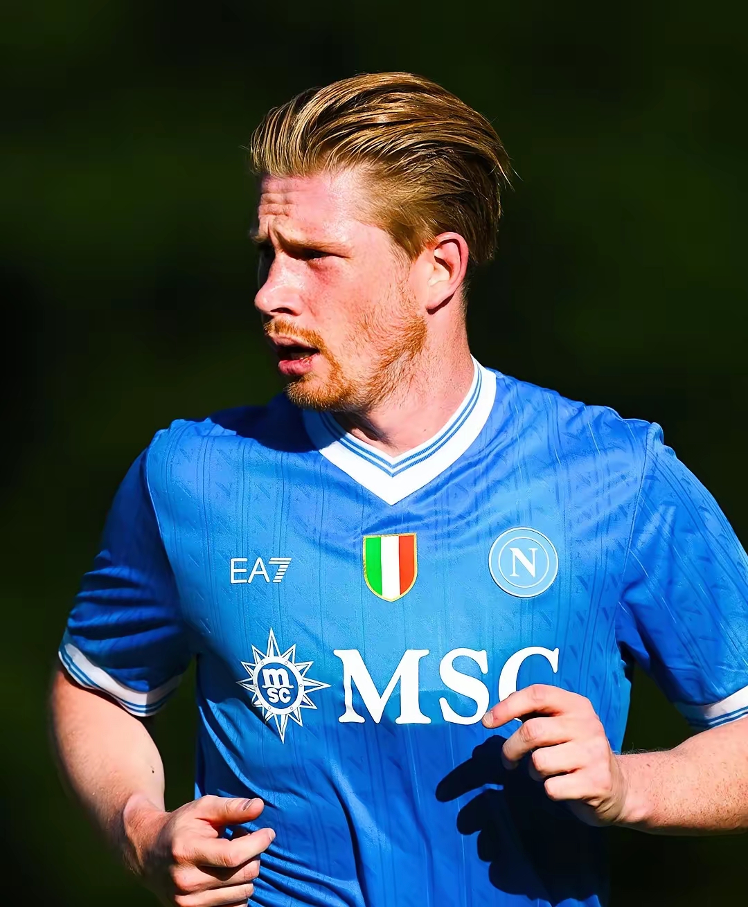 为什么外野手在处理阳光下的高飞球时习惯性地采用侧身接捕姿态