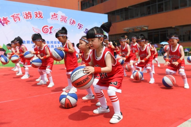 非法网赌“银行卡冻结”风暴：解析由于涉及非法资金往来，赌客账户被警方冻结的法律后果。（非法网赌掀起账户冻结潮：涉不法资金往来的法律风险与后果详析）